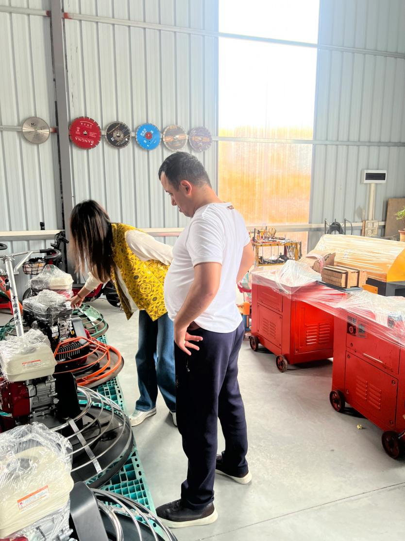 Pasauliniai klientai plūsta į Guangdžou „Inseuntsen Trading Co., Ltd“ prieš „Canton Fair“, pateikdami pagrindinius užsakymus.